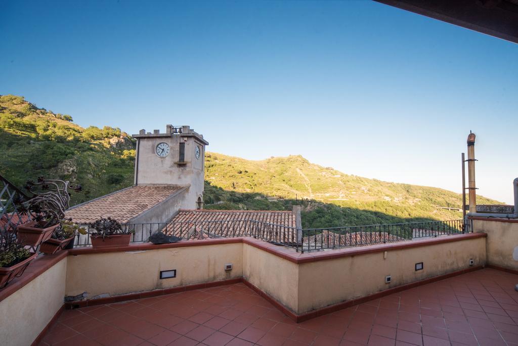 The Clock Houses Borgo Gallodoro Letojanni Exterior photo