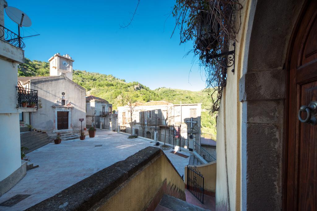 The Clock Houses Borgo Gallodoro Letojanni Exterior photo
